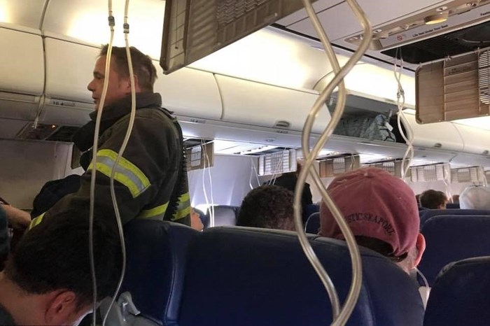 Một góc chụp khác về bên trong khoang máy bay sau sự cố. Ngoài nạn nhân tử vong, còn một hành khách cũng bị hút qua cửa sổ nhưng được những người khác lôi vào trong. Ảnh: Facebook.
