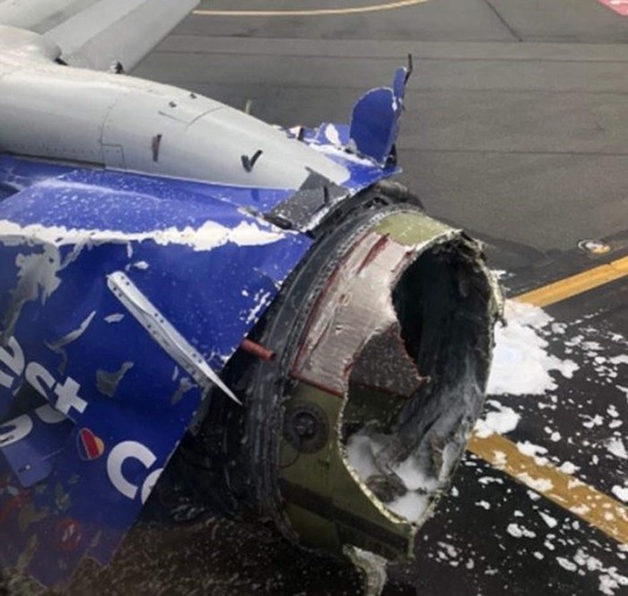 Hình ảnh động cơ bị hư hại nặng sau vụ nổ. Ảnh chụp từ trên khoang máy bay. Ảnh: Twitter.