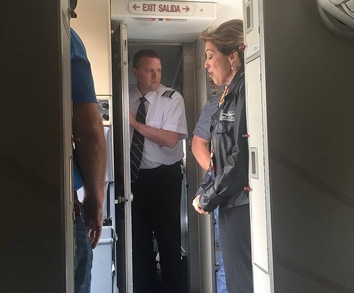 Nữ cơ trưởng Tammie Jo Shults (bìa phải) cùng các thành viên phi hành đoàn đã nỗ lực thực hiện cuộc hạ cánh an toàn, cứu sống các hành khách còn lại. Ảnh: Twitter.