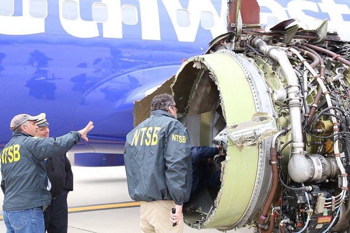 Điều tra viên của Ban An toàn Vận tải Quốc gia Mỹ (NTSB) đang kiểm tra động cơ bị hư hại của máy bay số hiệu 1380. Ảnh: EPA.