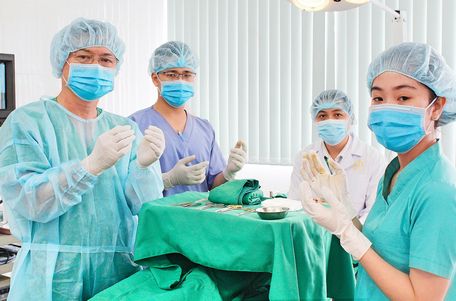 Đội ngũ y- bác sĩ có trình độ chuyên môn cao, tận tâm với bệnh nhân.