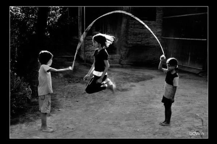 Nhảy dây là trò chơi được nhiều bạn gái yêu thích và giờ nó chỉ còn nằm trong ký ức.