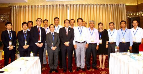 Lãnh đạo tỉnh Vĩnh Long chụp ảnh lưu niệm với đoàn Nhật Bản, tại hội nghị “Gặp gỡ Nhật Bản- khu vực ĐBSCL”.