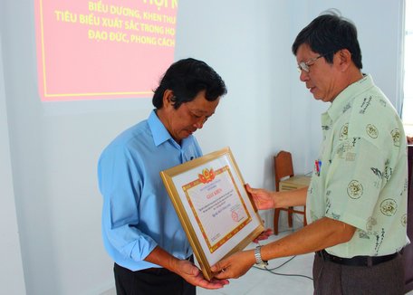  Phó trưởng Ban Tuyên giáo Tỉnh ủy- Nguyễn Văn Săn trao bằng khen tập thể tiêu biểu trong Học tập và làm theo tư tưởng, đạo đức, phong cách Hồ Chí Minh năm 2017 cho đại diện lãnh đạo Báo Vĩnh Long.