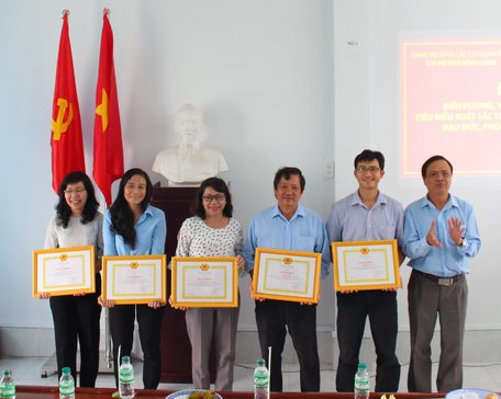  Các cá nhân tiêu biểu được tặng giấy khen trong học tập và làm theo tư tưởng, đạo đức, phong cách Hồ Chí Minh năm 2017.
