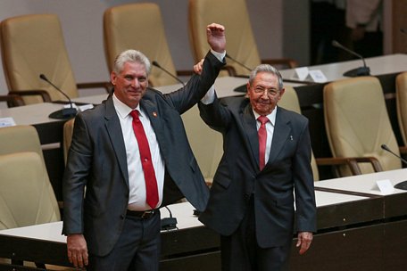  Ông Raul Castro (phải) ủng hộ vị Tân chủ tịch nước của Cuba Miguel Diáz-Canel (trái) trong cuộc họp Quốc hội tại Havana, Cuba ngày 19/4 - Ảnh: REUTERS