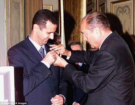 Ngày 27/6/2001, Tổng thống Syria Bashar al-Assad được trao huân chương Bắc đẩu Bội tinh. Ảnh: AP