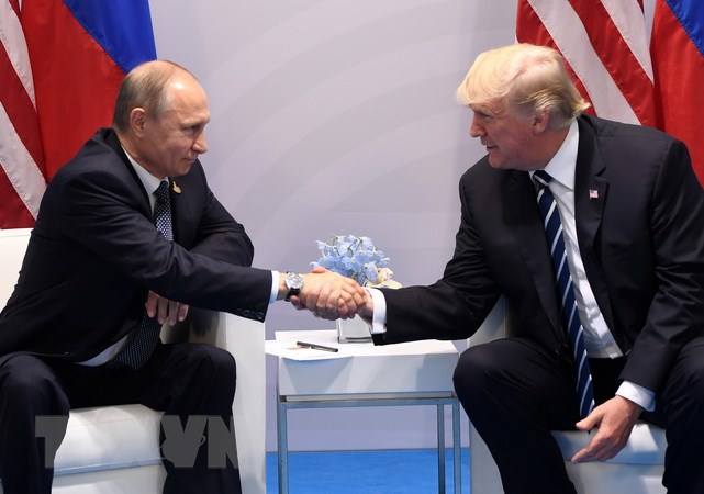 Tổng thống Mỹ Donald Trump (phải) và Tổng thống Nga Vladimir Putin trong cuộc gặp tại Hamburg, Đức ngày 7/7/2017. (Nguồn: AFP/TTXVN)