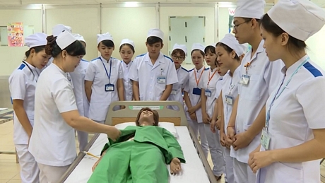 SV ngành Điều dưỡng ĐH Y dược TP Hồ Chí Minh trong tiết học thực hành.