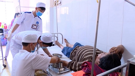 Học sinh Trường Trung cấp Y tế Vĩnh Long đi thực tập, làm quen với nghề điều dưỡng tại Bệnh viện Đa khoa tỉnh.
