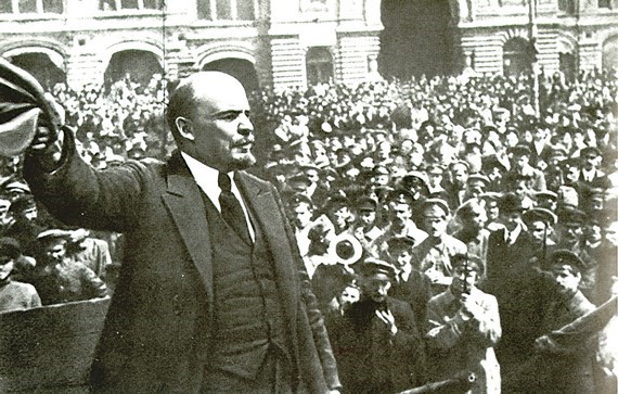 V.I.Lênin đọc diễn văn tại Quảng trường Đỏ ở Mát-xcơ-va trước các đơn vị tham gia khóa huấn luyện quân sự toàn dân, ngày 25/5/1919. Ảnh: TƯ LIỆU