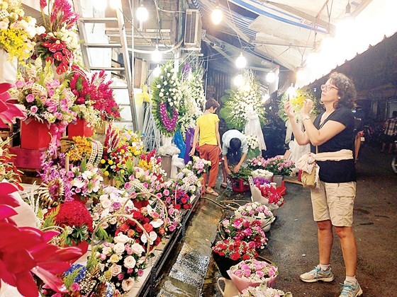 Khách nước ngoài tham quan, chụp ảnh ở chợ hoa Hồ Thị Kỷ 