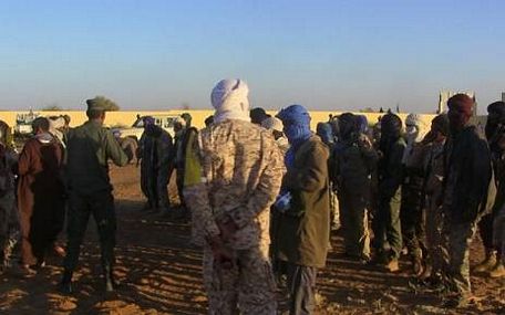 Lực lượng đã tham gia cuộc nổi dậy ly khai của dân tộc thiểu số Tuareg chờ trong một trại quân đội ở Gao trước khi tham gia tuần tra chung với quân đội Mali. (Nguồn: AFP)