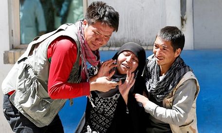 Người thân của một nạn nhân trong vụ đánh bom đang gào khóc. (Nguồn: Reuters)
