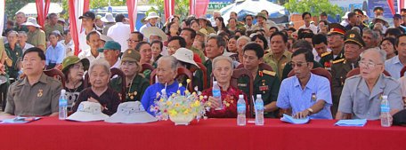  Đồng chí Trần Văn Rón- Ủy viên BCH Trung ương Đảng, Bí thư Tỉnh ủy (hàng trên, bên trái), các mẹ VNAH và đông đảo cựu chiến binh Trung đoàn 3 tham dự buổi họp mặt.
