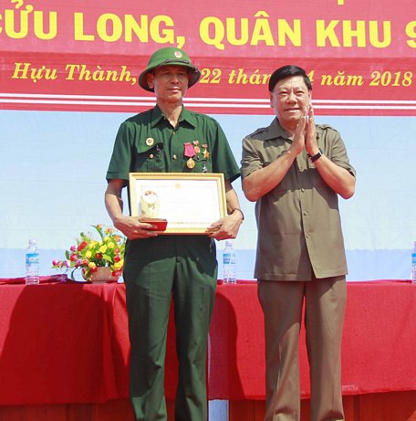 Bí thư Tỉnh ủy- Trần Văn Rón trao thư cảm cho cựu chiến binh Trung đoàn 3 có đóng góp trong việc xây dựng nhà đồng đội.