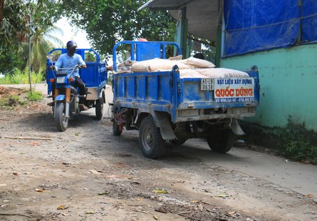 Chủ tịch UBND xã Đông Thạnh- Nguyễn Văn Dũng cho biết: “Mặc dù có quy định các xe ba gác, xe tải nhỏ không được vô đường này, nhưng giờ không cho vô thì chở hàng hóa bằng gì nên xã cũng rất đắn đo”