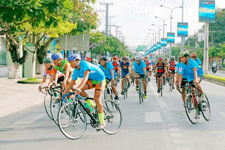 Các tay đua diễu hành trên đường Nguyễn Huệ, trước khi xuất phát.
