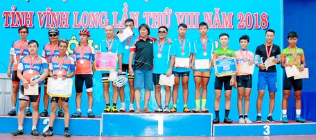  Các đội Bình Tân (giữa), TP Vĩnh Long (trái) và Mang Thít nhận huy chương vàng, bạc, đồng- đồng đội nội dung đua xe đạp.