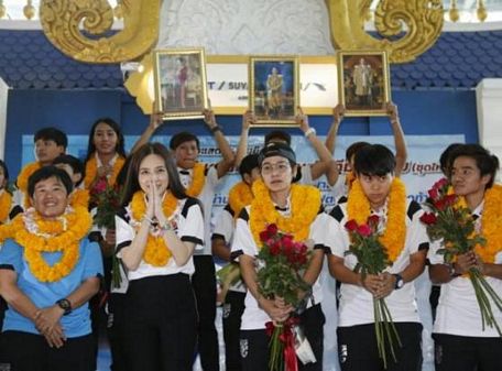 Tuyển nữ Thái Lan được chào đón nồng nhiệt khi về nước.  Ảnh: Bangkos Sports   