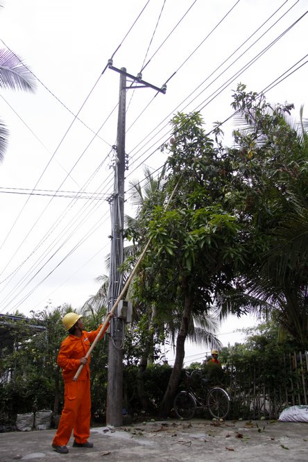 Điện lực Bình Minh thực hiện công tác trên lưới để chuẩn bị đóng điện trạm 110kV.