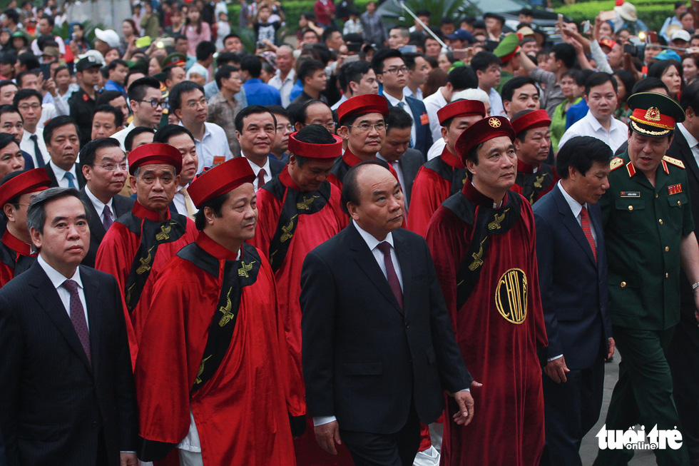 Thủ tướng Nguyễn Xuân Phúc cùng các vị đại biểu tiến hành di chuyển lên đền Thượng để dâng hương - Ảnh: NAM TRẦN