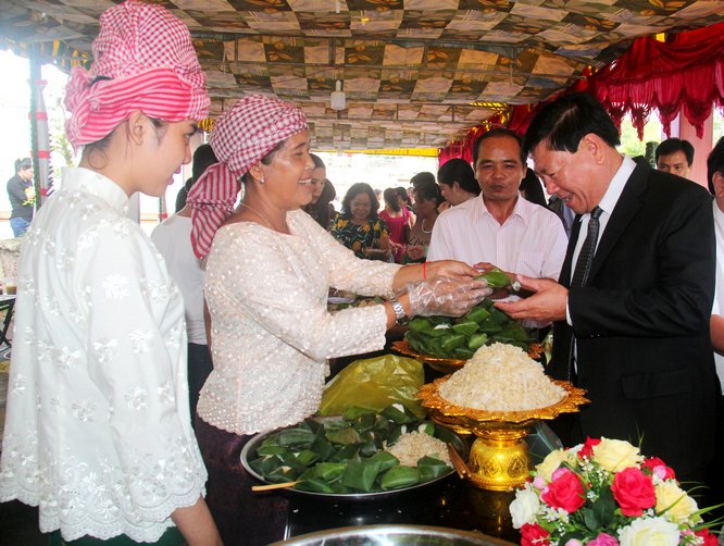 Bà con Khmer giới thiệu món cớm dẹp với Bí thư Tỉnh ủy- Trần Văn Rón  