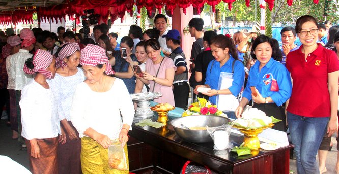  Đông đảo người dân thích thú với các gian hàng bánh dân gian Nam Bộ.