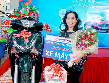 Bà Huỳnh Thị Ánh Tuyết (TP Vĩnh Long) trúng giải nhất là chiếc xe Honda SH 125cc trị giá 68 triệu đồng.