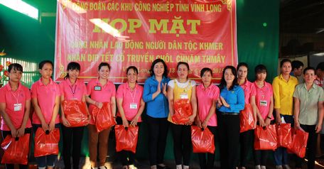 Đại diện Liên đoàn Lao động tỉnh trao quà cho người lao động nhân dịp Tết cổ truyền Chol Chnam Thmay.