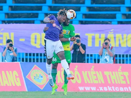 Oseni (áo xanh đậm) đang thăng hoa ở Hà Nội FC, trong khi XSKT Cần Thơ gây ấn tượng tại mùa giải 2018.