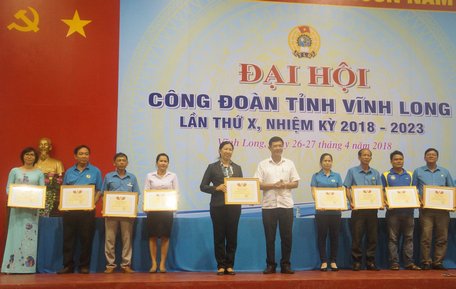 Đồng chí Huỳnh Bá Long - Chủ tịch Liên đoàn Lao động tỉnh Vĩnh Long trao giấy khen cho Công đoàn Ngành Giáo dục. 