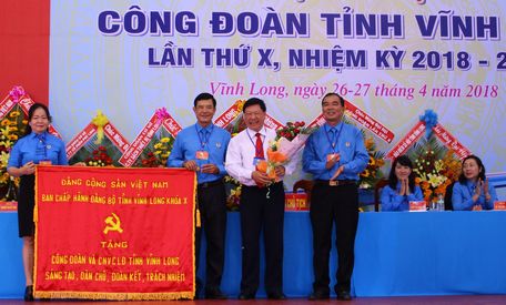 Bí thư Tỉnh ủy- Trần Văn Rón (áo trắng) trao bức trướng cho đại diện Liên đoàn Lao động tỉnh.