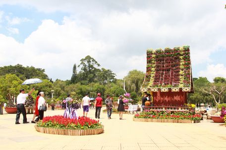 Du khách chọn “Thành phố ngàn hoa” để tận hưởng những ngày lễ.