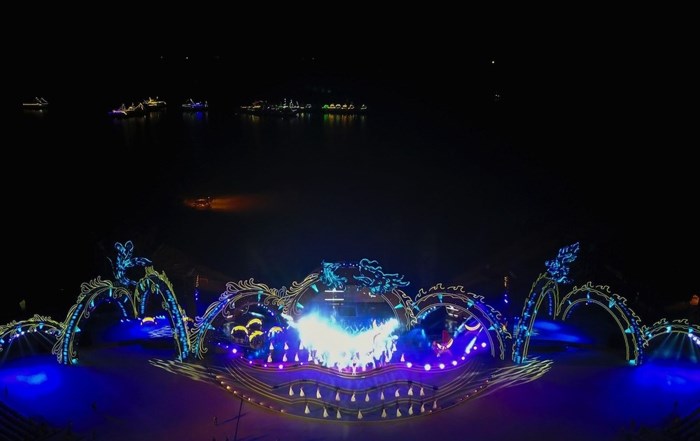 Đêm hội diễn ra tối 28/4 tại quảng trường Sun Carnival, Khu du lịch Bãi Cháy, Hạ Long, Quảng Ninh. Sân khấu dài 150m với hình ảnh Long Phụng chầu về hết sức độc đáo, lưng hướng ra vịnh Hạ Long mênh mông.