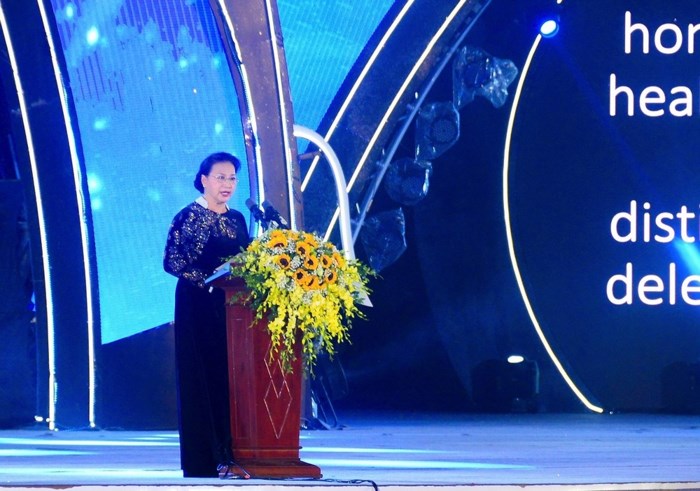 Phát biểu tại buổi lễ, Chủ tịch Quốc hội khẳng định vai trò động lực của ngành du lịch trong phát triển KT-XH nước nhà cũng như đánh giá cao những nỗ lực của Quảng Ninh trong tăng trưởng mạnh mẽ “ngành công nghiệp không khói”.