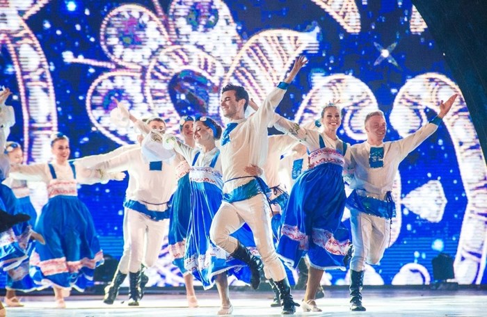 Điệu múa truyền thống của các vũ công Ukraine mang đến sắc màu Đông Âu mới lạ.