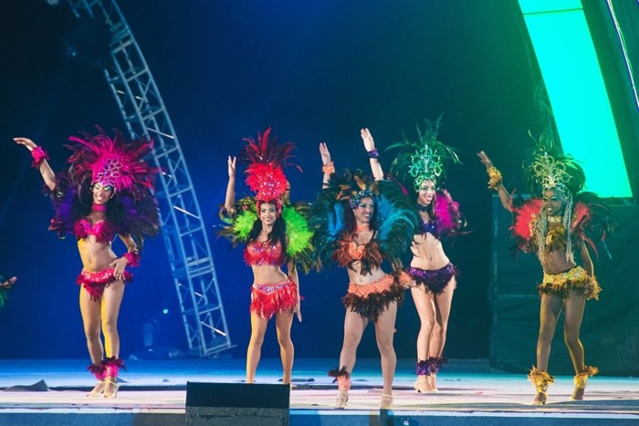 Sân khấu như được “đốt cháy” bởi những vũ điệu samba, salsa đến từ Brazil, Cuba.