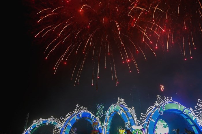 Pháo hoa rực sáng bên bờ di sản Hạ Long kết thúc chương trình đầy ấn tượng. Màn pháo hoa do các nghệ sĩ Pháp trình diễn với âm nhạc được thiết kế riêng.