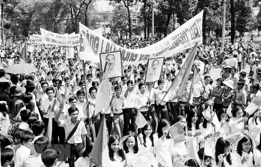 Nhân dân Sài Gòn diễu hành mừng thành phố được giải phóng (ngày 15/5/1975). (Ảnh: Tư liệu TTXVN)
