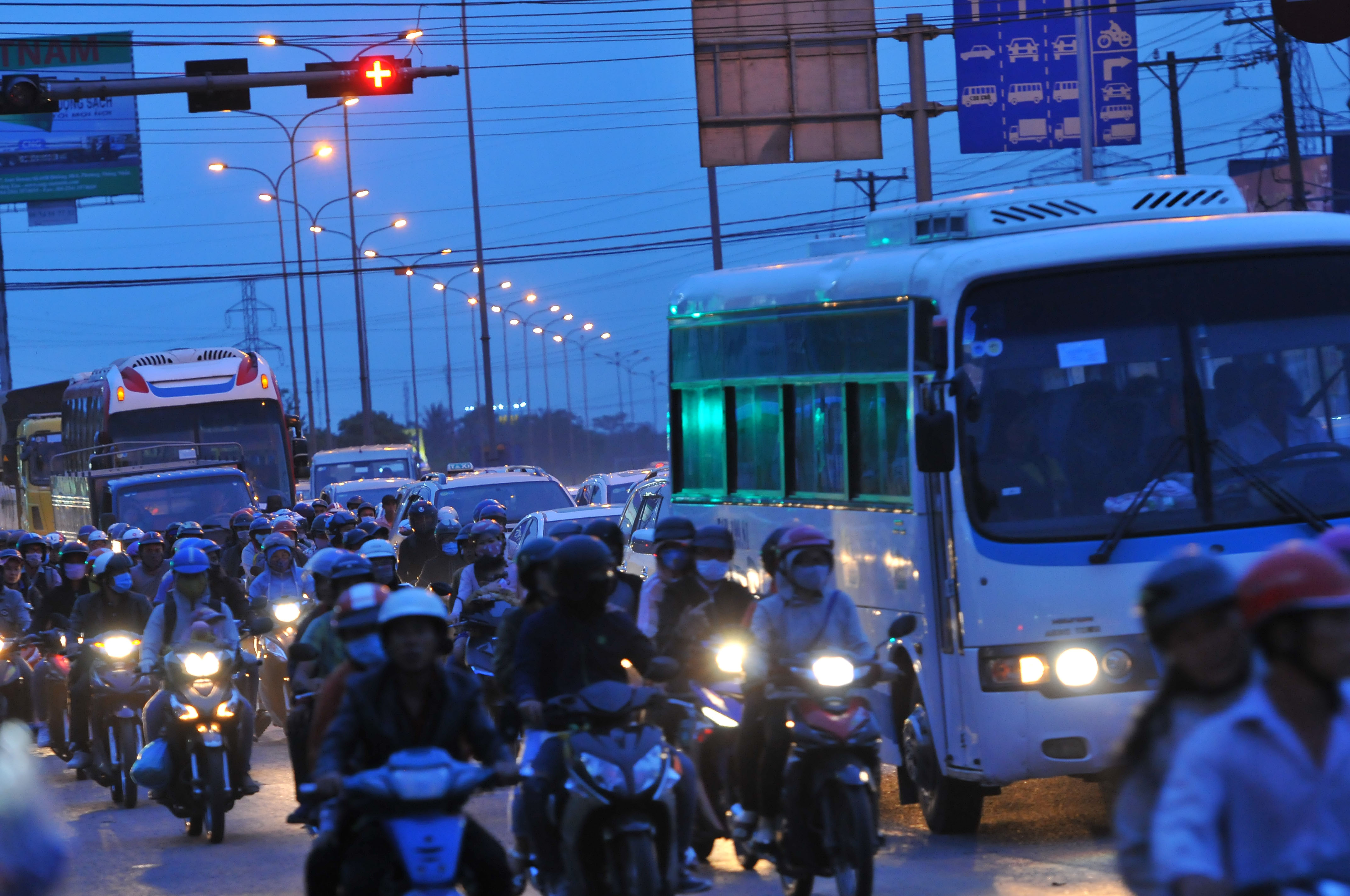 Quốc lộ 51 đoạn qua huyện Long Thành xe cộ đông đúc từ thời điểm sau 18 giờ.
