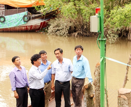 Bàn giao hệ thống quan trắc và đo mặn tự động tại huyện Vũng Liêm.