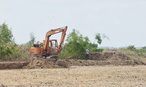 Đất mặt ruộng và kênh thủy lợi đang được khai thác trái phép ở xã Thạnh Quới, huyện Mỹ Xuyên (Sóc Trăng).