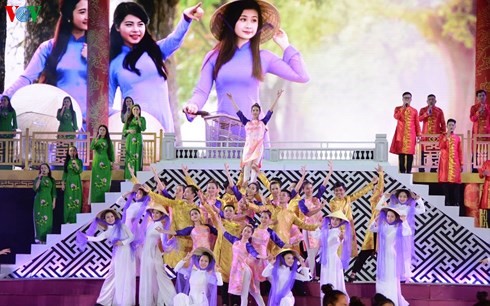 Biễu diễn nghệ thuật tại bế mạc Festival Huế 2018.