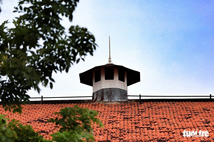 Ô thông gió cùng với mái ngói đỏ tồn tại hơn 120 năm của tòa nhà - Ảnh: HỮU KHOA
