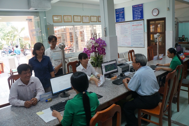 Các đại biểu tham quan hệ thống hoạt động tại UBND Phường 1, TP Vĩnh Long.