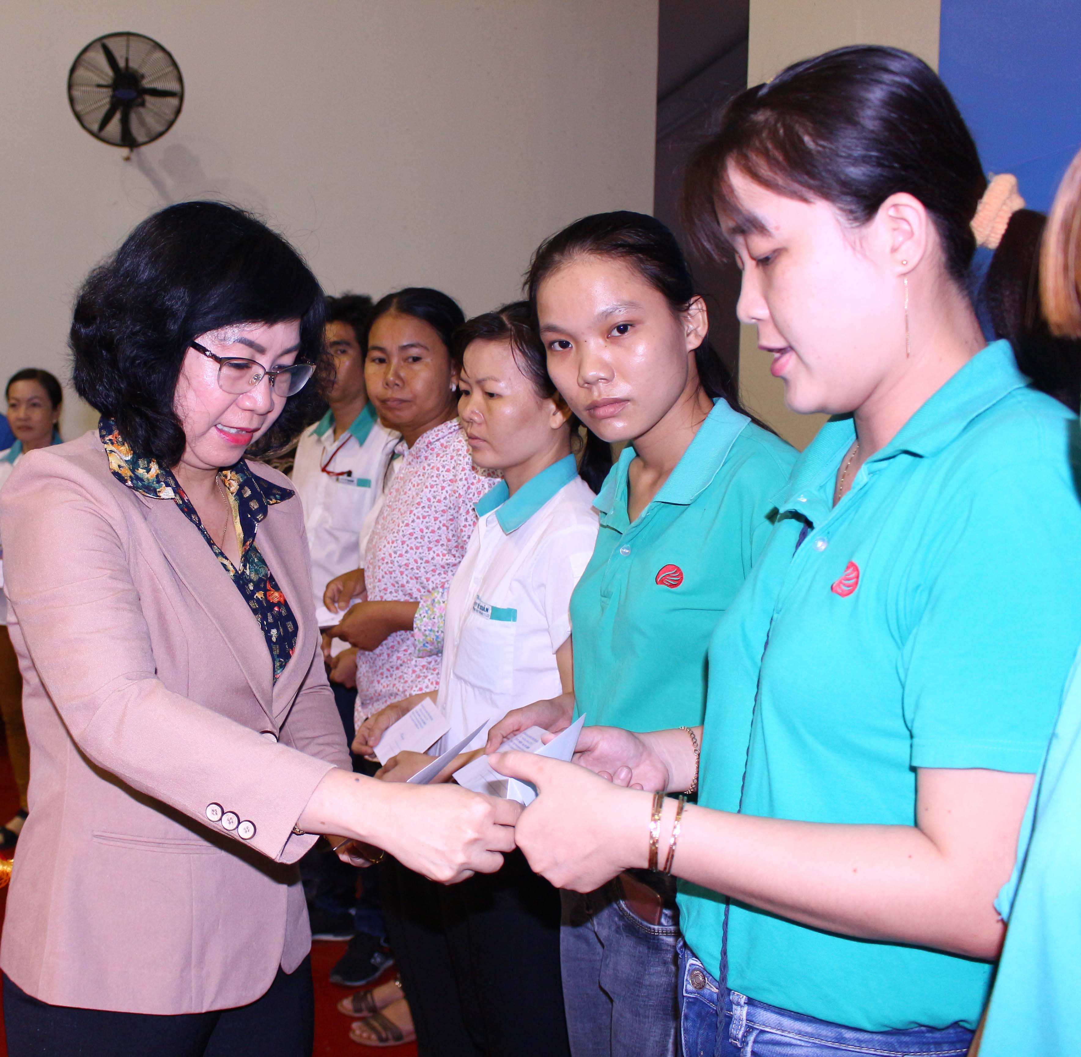 Ủy viên Thường vụ, Trưởng ban Dân vận Tỉnh ủy- Nguyễn Thị Minh Hạnh trao quà cho CNLĐ có hoàn cảnh khó khăn
