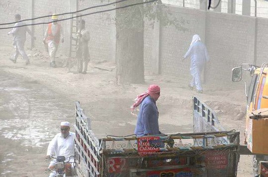 Thời tiết nóng ở TP Peshawar - Pakistan hôm 3/5 Ảnh: Daily Mail