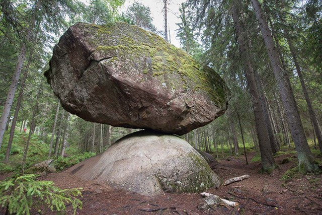 Tảng đá cân bằng Kummakivi nổi tiếng ở Phần Lan