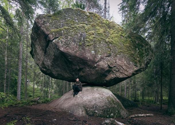 Du khách chụp hình cùng tảng đá kỳ lạ trong rừng
